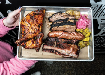 DINING A LA KING: King’s BBQ nails a juicy, soft hen